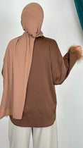 Carica l'immagine nel visualizzatore della galleria, Camicia satin maniche piume marrone
