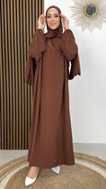Carica l'immagine nel visualizzatore della galleria, Abito preghiera, donna islamica, cuffia bianche, sorriso, tacchi bianchi, vestito lungo, velo attaccato al vestito, marroneHijab Paradise
