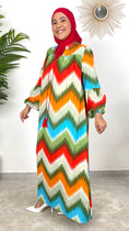 Carica l'immagine nel visualizzatore della galleria, Colorful Dress verde, fantasia a zig zag, verde, azzurro; rosso, arancio, over, maniche larghe arricciate, Hijab, donna musulmana; abito modest, colori fluo