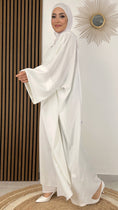 Carica l'immagine nel visualizzatore della galleria, Abaya Layers- Hijab Paradise - Donna musulmana - hijab bianco -donna elegante- omra outfit - hajj outfit - donna musulmana - sorriso - maniche larghe - tacchi bianchi
