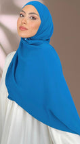 Carica l'immagine nel visualizzatore della galleria, Striped Hijab - Hijab Paradise -Hijab Pronto da mettere - hijab rigato - elastico dietro - donna musulmana - foulard -copricapo- abaya palloncino - sorriso -azzurro reale
