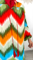 Carica l'immagine nel visualizzatore della galleria, Colorful Dress verde, fantasia a zig zag, verde, azzurro; rosso, arancio, over, maniche larghe arricciate, Hijab, donna musulmana; abito modest, colori fluo