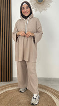 Bild in Galerie-Betrachter laden, Completo warm hood - Hijab Paradise- completo sportivo- ragazza sorridente - donna musulmana - scarpe sportive - hijab - chiffon - completo beige