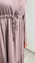 Carica l'immagine nel visualizzatore della galleria, Abaya Classic Satistripes a balze