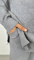 Cargar la imagen en la vista de la galería, Cozy Line Set – Completo in Maglia Morbida