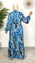Carica l'immagine nel visualizzatore della galleria, sketched dress blu, vestito con fantasia, vestito sui toni del blu, decorazioni oro e ner, Hijab, Hijab Paradise,donna musulmana, modest