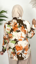 Carica l'immagine nel visualizzatore della galleria, Camicia blossom beige, camicia floreale, camicia colorata, arancio, marrone, verde , beige, Hijab paradise, donna con hijab, donna musulmana, abito modest