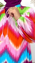 Carica l'immagine nel visualizzatore della galleria, Colorful Dress Rosa, fantasia a zig zag, verde, azzurro; rosa, arancio, over, maniche larghe arricciate, Hijab, donna musulmana; abito modest, colori fluo