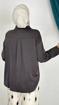 Carica l'immagine nel visualizzatore della galleria, Camicia simil satin nera