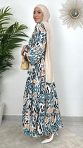 Cargar la imagen en la vista de la galería, Adorned Dress Ciano, vestito estivo, colorato, ciano, beige, blu, azzurro, vestito maniche palloncino, hijab, donna musulmana, donna musulmana, borsa di paglia