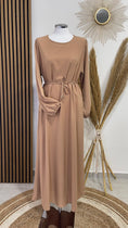 Carica l'immagine nel visualizzatore della galleria, Vestito, abaya, semplice, colore unico, cintutino in vita, polsi arricciati, indossato da manichino, Hijab Paradise, caramello