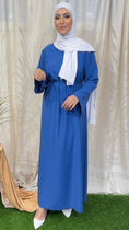 Load image into Gallery viewer, Vestito, abaya, semplice, collo a V, maniche larghe, colore unico, cintutino in vita, polsi arricciati, indossato da manichino, Hijab Paradise, blu, hijab bianco, donna musulmana