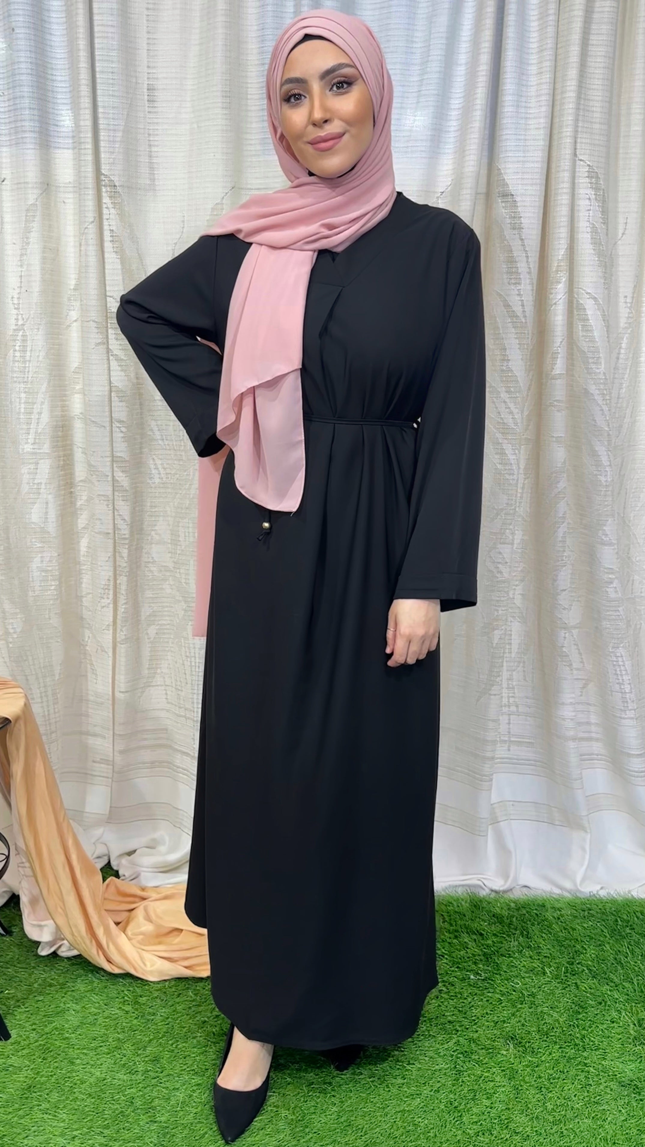 Vestito, abaya, semplice, collo a V, maniche larghe,  colore unico, cintutino in vita, polsi arricciati, indossato da manichino, Hijab Paradise, nero, hijab rosa, donna musulmana