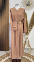 Carica l'immagine nel visualizzatore della galleria, Vestito, abaya, semplice, collo a V, maniche larghe, colore unico, cintutino in vita, polsi arricciati, indossato da manichino, Hijab Paradise, caramello, donna musulmana
