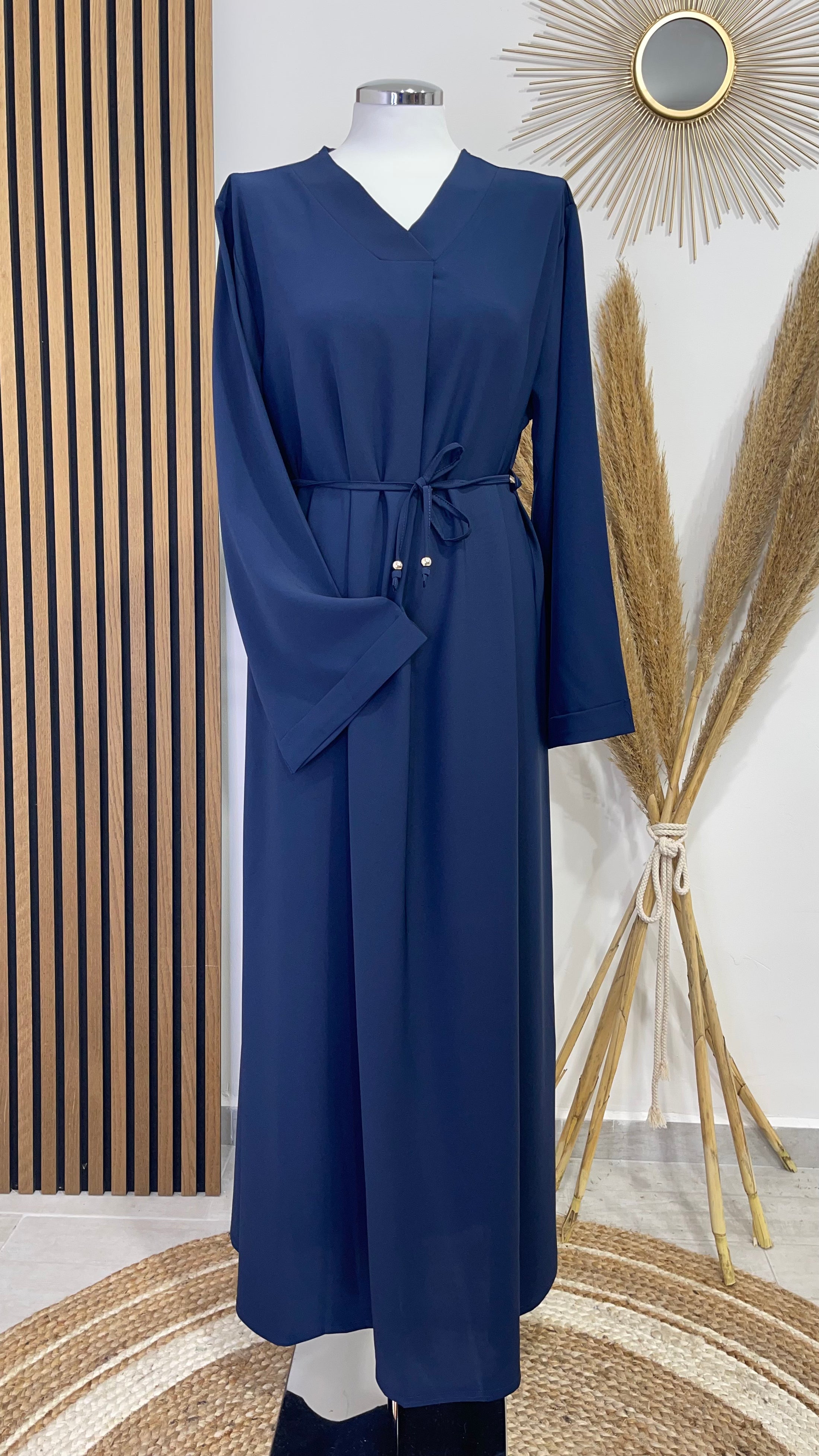 Vestito, abaya, semplice, collo a V, maniche larghe,  colore unico, cintutino in vita, polsi arricciati, indossato da manichino, Hijab Paradise, blu, donna musulmana