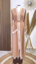 Carica l'immagine nel visualizzatore della galleria, Abaya, ricami, Hijab Paradise, due colori, cintura in vita, dettaglio in manica, vestito arabeggiante, modest, caramello e beaje