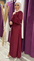 Carica l'immagine nel visualizzatore della galleria, Vestito, abaya, semplice, collo a V, maniche larghe, colore unico, cintutino in vita, polsi arricciati, indossato da manichino, Hijab Paradise, bordeaux, hijab beaje, donna musulmana