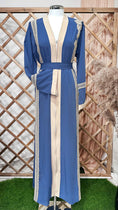 Carica l'immagine nel visualizzatore della galleria, Abaya, ricami, Hijab Paradise, due colori, cintura in vita, dettaglio in manica, vestito arabeggiante, modest, celeste e beaje