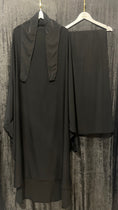 Carica l'immagine nel visualizzatore della galleria, Premium Khimar con gonna - Hijab Paradise, abito da preghiarte, gonna, lungo, coprente, sorriso, donna islamica, musulmano, nero 
