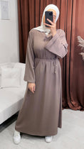 Load image into Gallery viewer, Vestito, abaya, semplice, collo a V, maniche larghe, colore unico, cintutino in vita, polsi arricciati, indossato da manichino, Hijab Paradise, antracide, hijab bianco, donna musulmana
