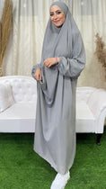 Carica l'immagine nel visualizzatore della galleria, Abito preghiera, donna islamica, scarpe bianche, sorriso, vestito grigio silver, divano bianco, vestito lungo Hijab Paradise
