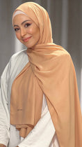 Carica l'immagine nel visualizzatore della galleria, Hijab, chador, velo, turbante, foulard, copricapo, musulmano, islamico, sciarpa, Hijab Glowy Crepe Sabbia
