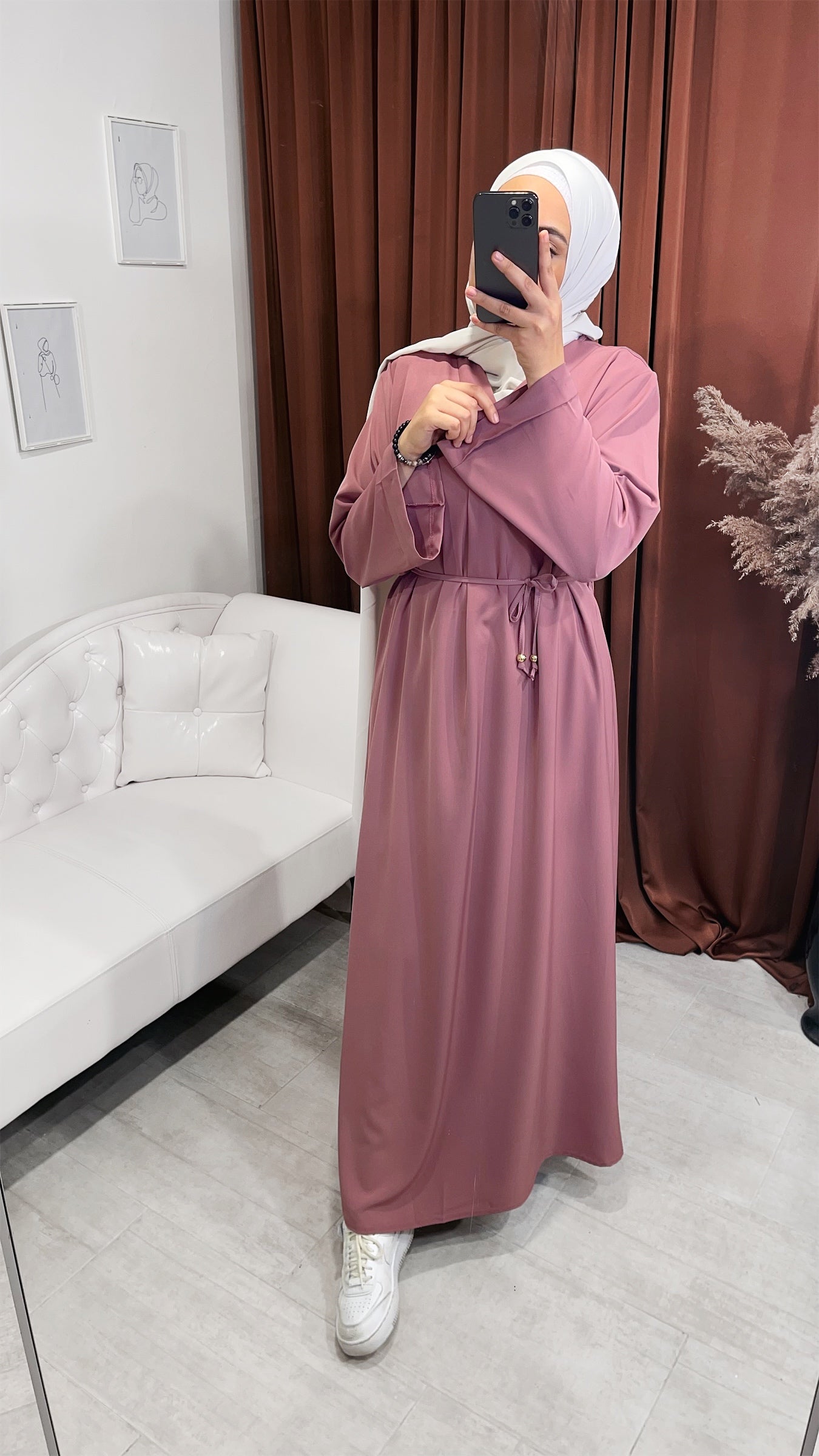 Vestito, abaya, semplice, collo a V, maniche larghe,  colore unico, cintutino in vita, polsi arricciati, indossato da manichino, Hijab Paradise, rosa, hijab bianco, donna musulmana