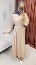 Carica l'immagine nel visualizzatore della galleria, Vestito, abaya, semplice, collo a V, maniche larghe, colore unico, cintutino in vita, polsi arricciati, indossato da manichino, Hijab Paradise, beaje, hijab grigio, donna musulmana