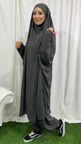 Carica l'immagine nel visualizzatore della galleria, Abito preghiera, gonna, donna islamica, cuffia bianche, sorriso, vestito lungo, velo khimar, copricapo, jilbab , grigio scuro, Hijab Paradise