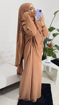 Carica l'immagine nel visualizzatore della galleria, Abito preghiera, donna islamica, cuffia bianche, sorriso, vestito lungo, velo khimar, copricapo, jilbab , caramello, Hijab Paradise