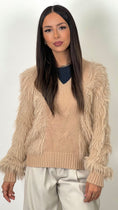 Cargar la imagen en la vista de la galería, Fluffy Chic Sweater – Maglione con Maniche Effetto Pelliccia
