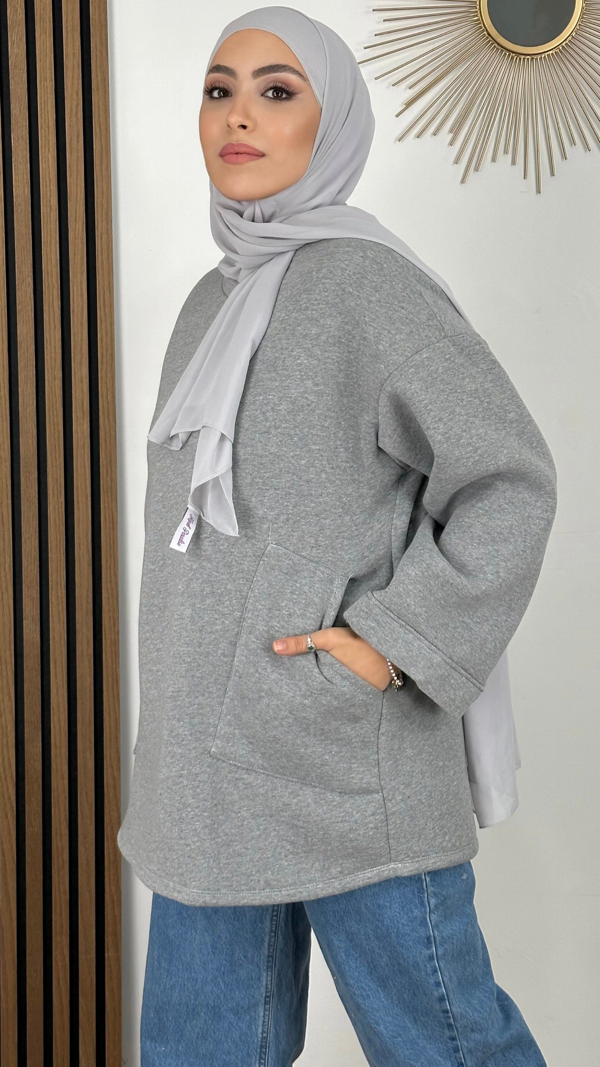 Felpa padded- Hijab Paradise - felpa calda - hijab grigio - jeans - felpa grigia- tasche laterali