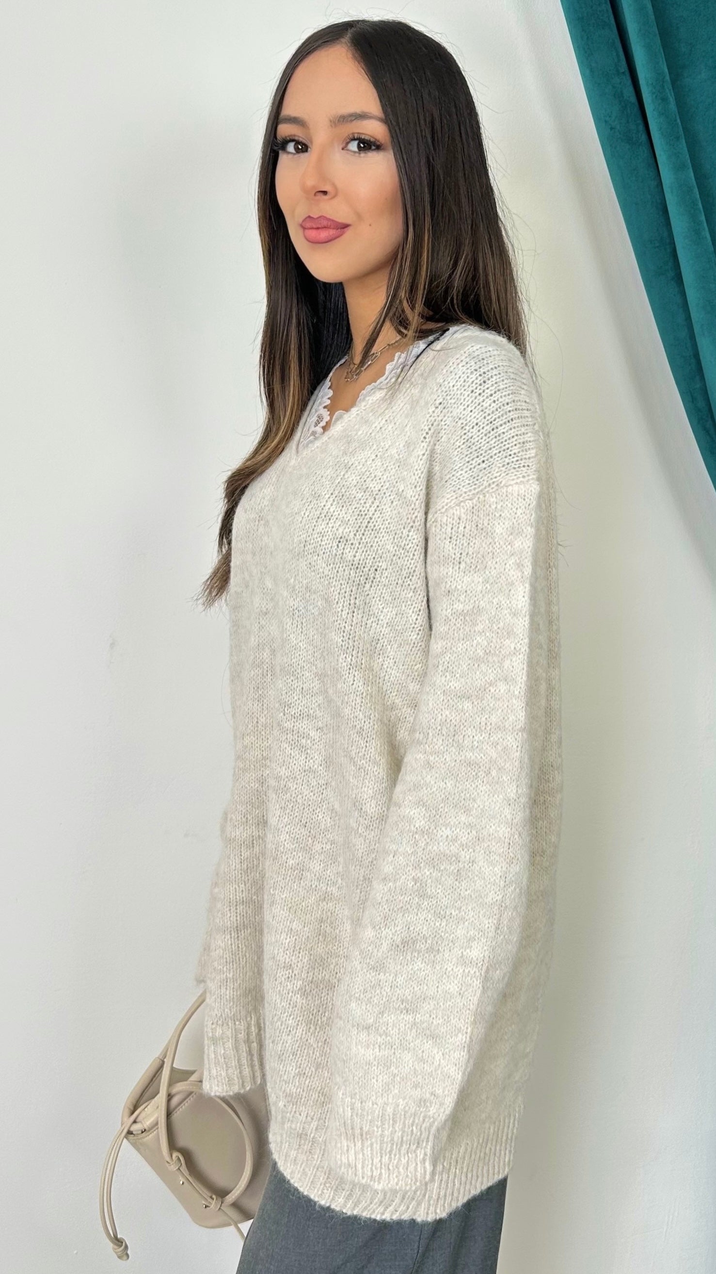 Sweet Cozy Knit – Maglione con Scollo a V e Dettaglio in Pizzo