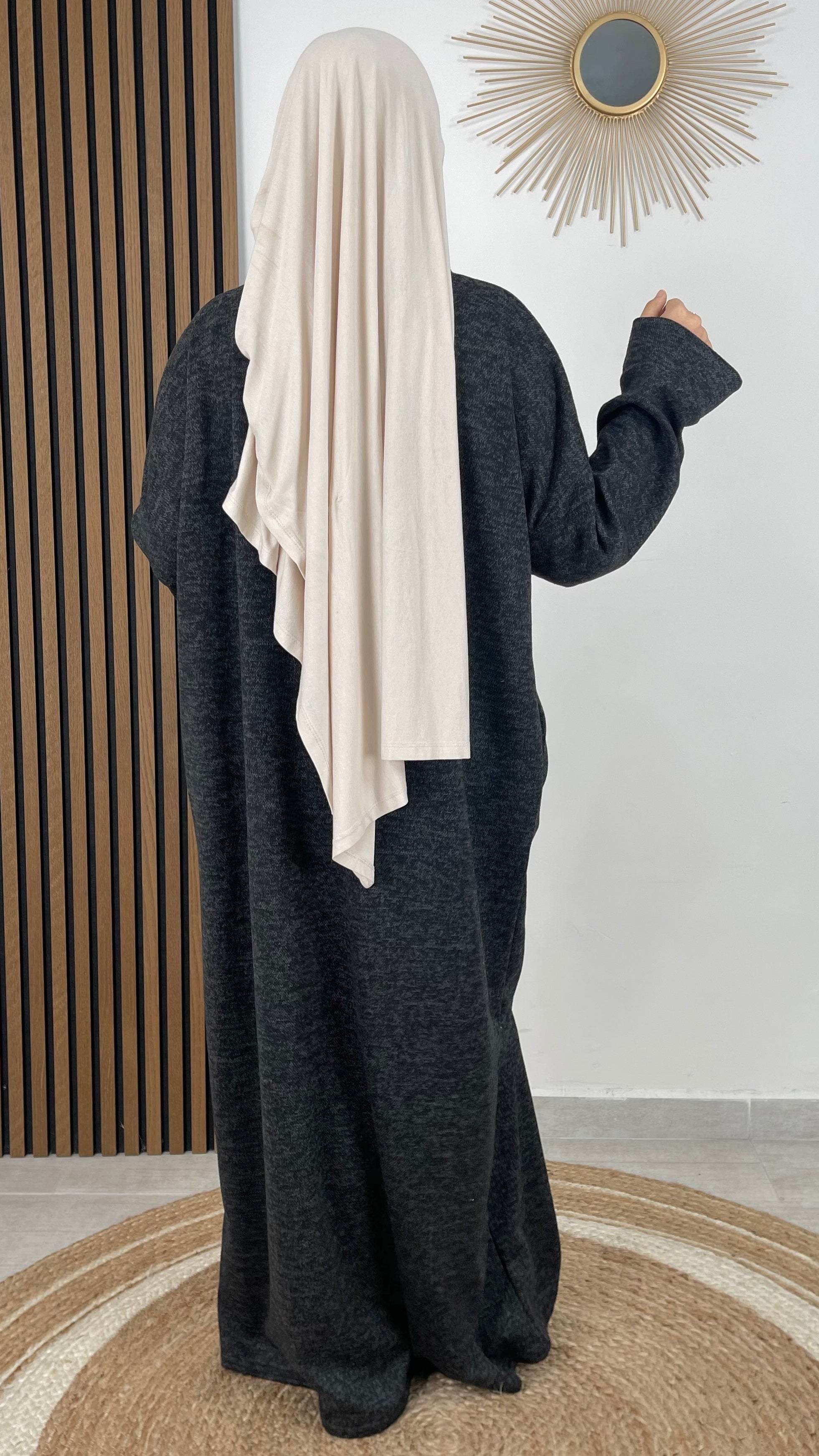 A Line Abaya- Hijab Paradise - Abaya calda - winter abaya - abaya per l'inverno - abaya lunga dritta- scarpe sportive - hijab - donna musulmana 