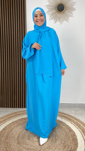 Abito preghiera, donna islamica, cuffia bianche, sorriso, tacchi bianchi, vestito lungo, velo attaccato al vestito, azzurro, Hijab Paradise
