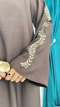 Carica l'immagine nel visualizzatore della galleria, Abaya Ricamo Prestige Brown - Hijab Paradise 
