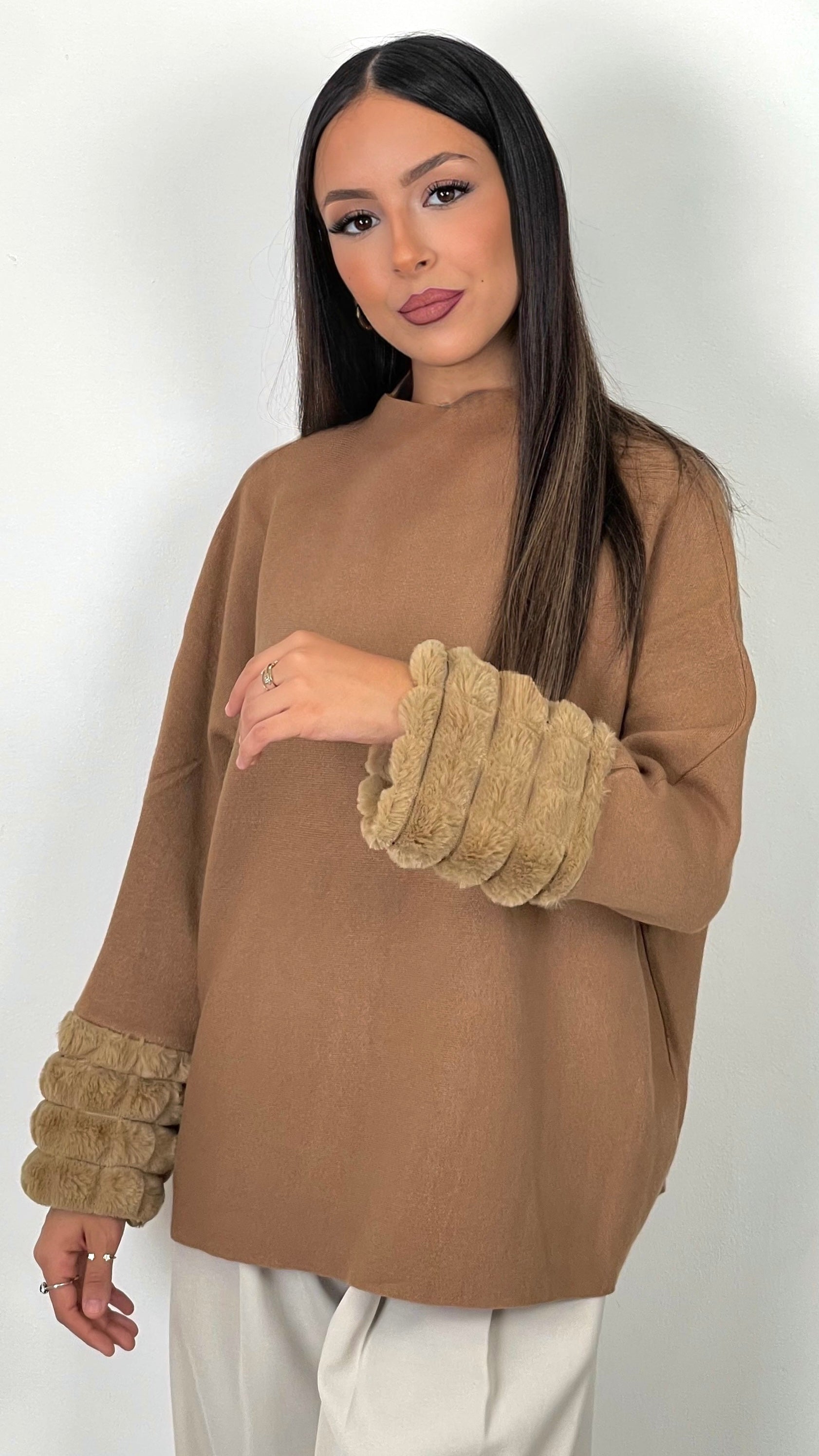 Maglione “Fur Cuffs Chic”