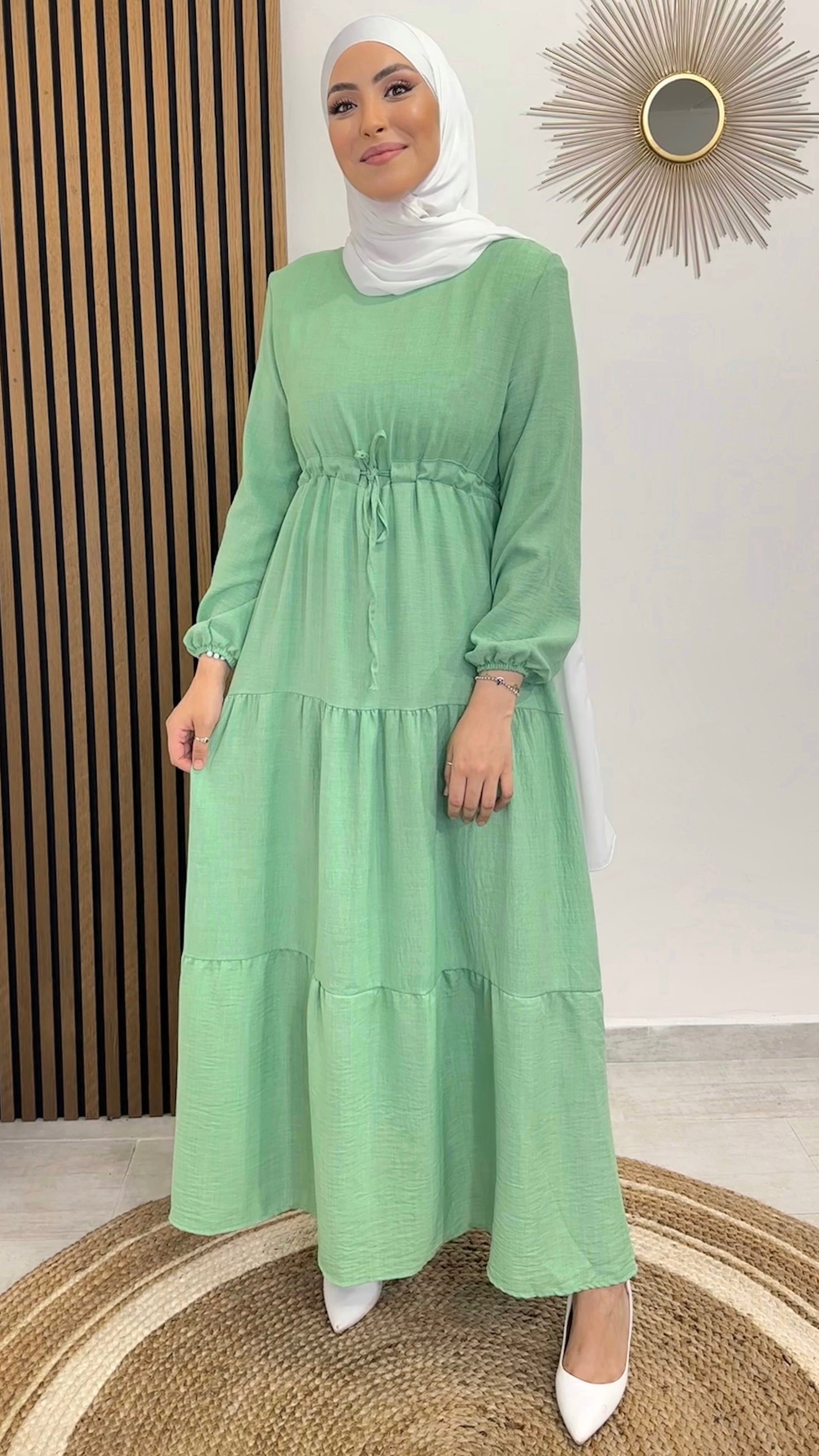 Honeyed Dress Verde - dress - vestito con taglio a campana - verde lime - polsi arricciati - laccio in vita , jersey bianco- tacchi bianchi - sorriso- donna musulmane 
