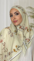 Carica l'immagine nel visualizzatore della galleria, Floreal Square Hijab sabbia,  Hijab quadrato, Hijab Decorato, floreale, cotone, Hijab, Hijab paradise, donna musulmana, donna con sorriso, foulard, fular
