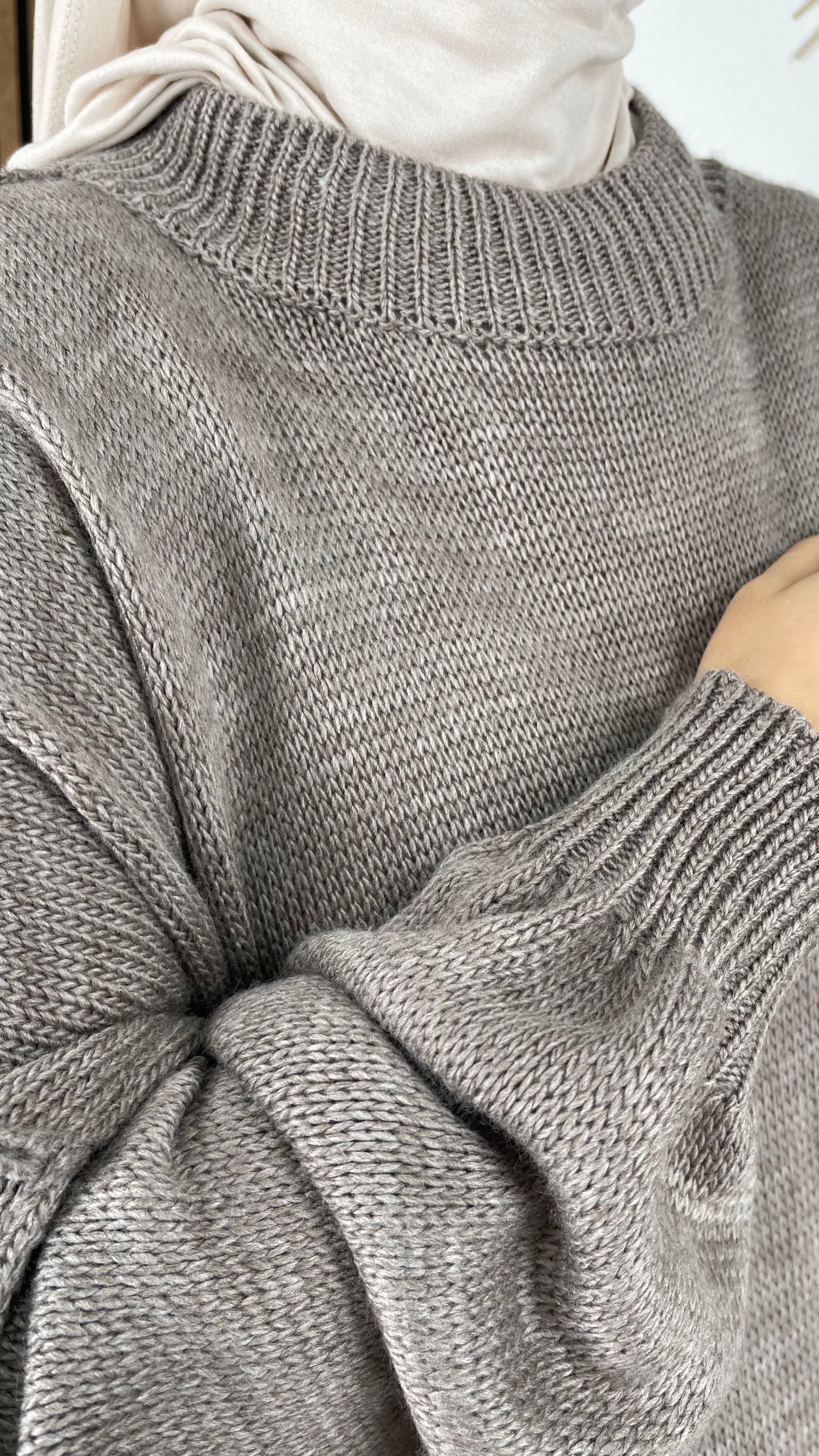 Maglione Sewing oversize- Hijab Paradise - maglione - cutiture esterne - Maglione lungo - tacchi bianchi - tacchi beige - maglione talpa