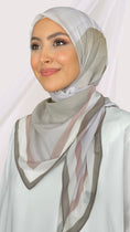 Carica l'immagine nel visualizzatore della galleria, Line square hijab talpa, Hijab quadrato, Hijab Decorato, chiffon, Hijab, Hijab paradise, donna musulmana, donna con sorriso, foulard, fular
