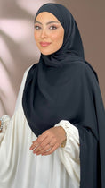 Carica l'immagine nel visualizzatore della galleria, Striped Hijab - Hijab Paradise -Hijab Pronto da mettere - hijab rigato - elastico dietro - donna musulmana - foulard -copricapo- abaya palloncino - sorriso -nero
