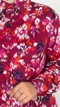 Charger l'image dans la visionneuse de la galerie, Camicia graphic rossa, camicia, camicia lunga, camicia colorata, rosa, rosso, blu, Hijab paradise, donna con hijab, donna musulmana, abito modest 
