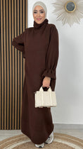 Bild in Galerie-Betrachter laden, Maglione Heat - Hijab Paradise - maglione lungo -maglione pesante e caldo - maniche a fiore - collo alto - donna musulmana - sorriso - marrone -borsa
