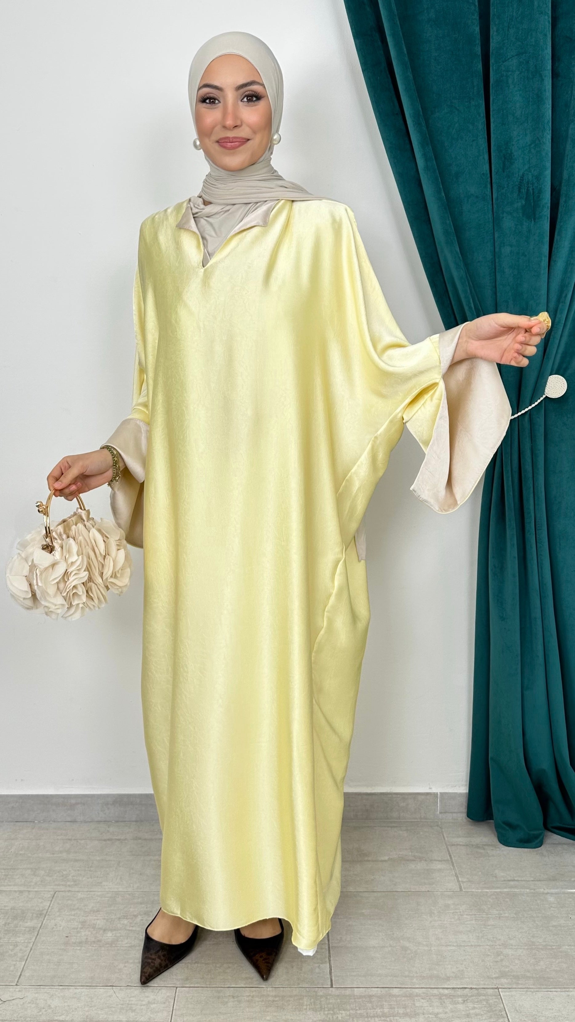 Caftano Satin Lumière Giallo Pastello - Hijab Paradise 