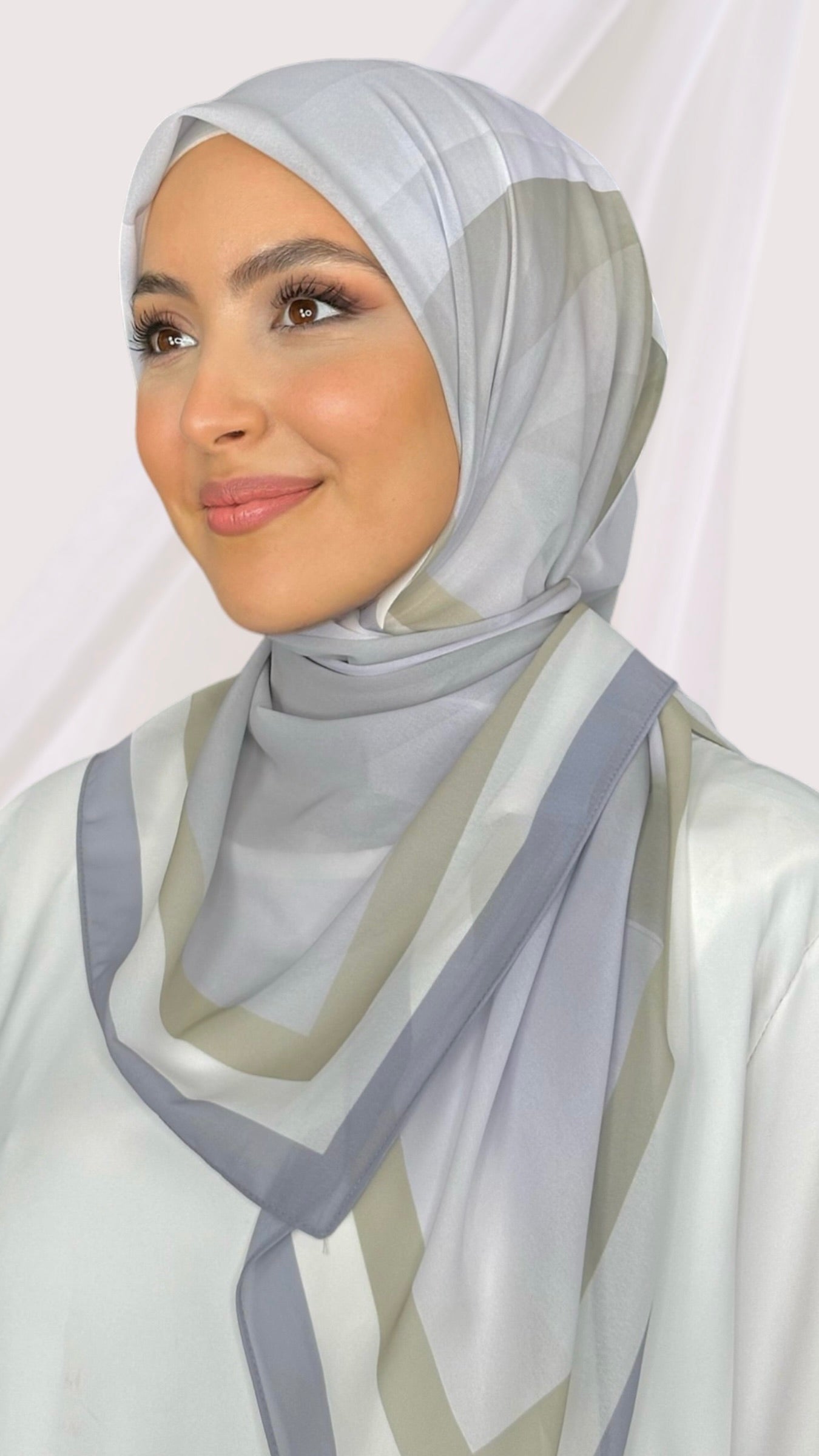 Line square hijab grigio,  Hijab quadrato, Hijab Decorato, chiffon, Hijab, Hijab paradise, donna musulmana, donna con sorriso, foulard, fular