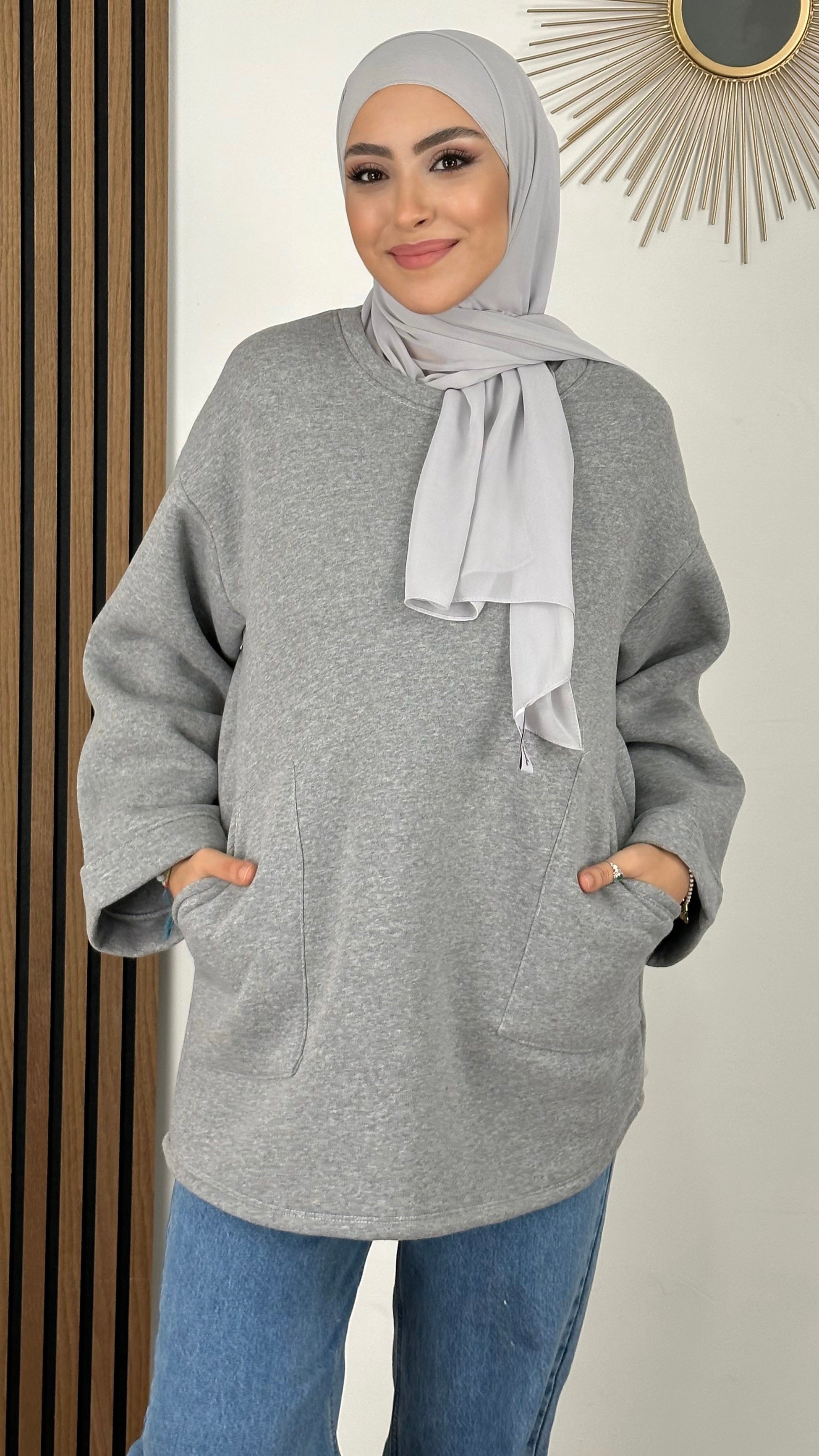 Felpa padded- Hijab Paradise - felpa calda - hijab grigio - jeans - felpa grigia- tasche laterali