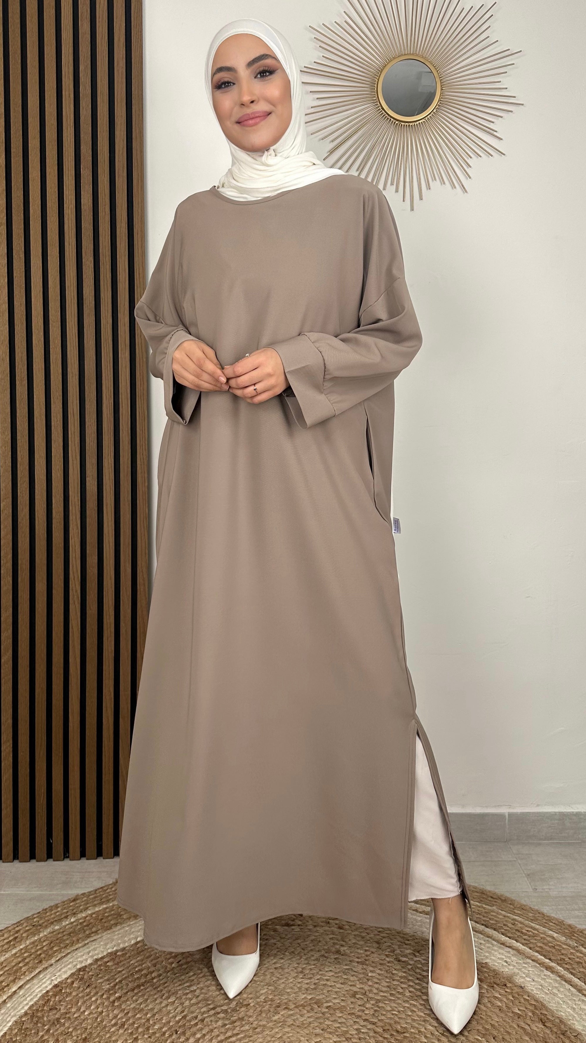 Abaya split  - abaya semplice - abaya con tasche - hijab  - abaya per pellegrinaggio - umra e hajj - leggero spacco laterale - vinaccia