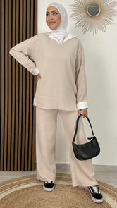 Completo rigato- scarpe snicker - Hijab Paradise - hijab - donna musulmana - completo pantalone e maglioncino , camicia cucita al maglioncino  - borsa nera