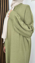 Carica l'immagine nel visualizzatore della galleria, Maglione Sewing oversize- Hijab Paradise - maglione - cutiture esterne - Maglione lungo - tacchi bianchi - tacchi beige - maglione verde
